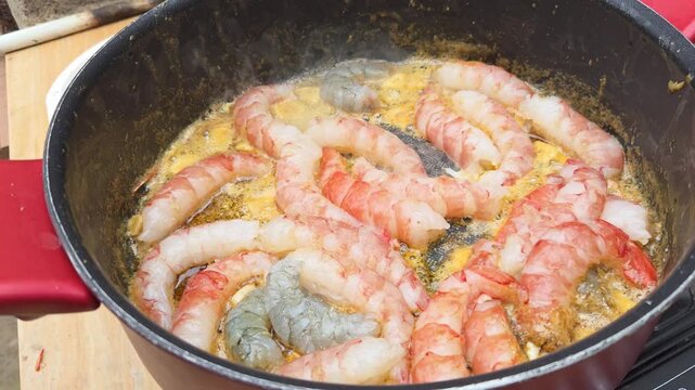 Preparaci&oacute;n en primer plano de Gambas al ajillo