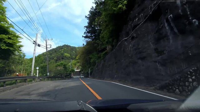 山間を走っていくよ