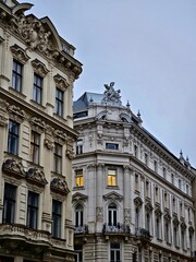 Obraz premium View of the old architecture of buildings in Vienna, Austria with a statue on the roof.