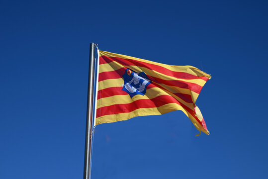 Drapeau de l'&icirc;le de Minorque en gros plan sur fond de ciel bleu