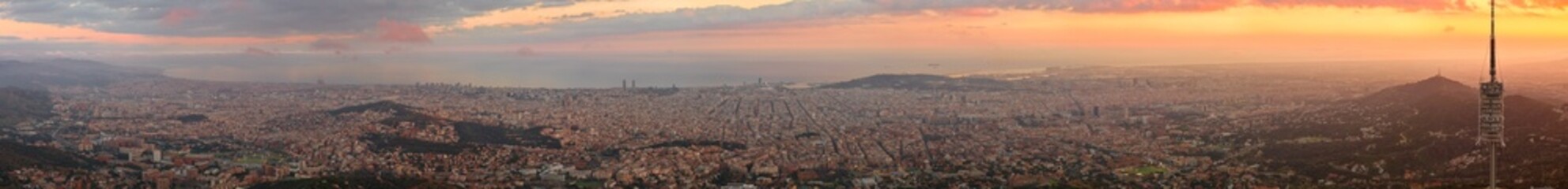 Obraz premium Barcelona Highlights: From the Majestic Sagrada Família to the Views of Tibidabo and the Art of MNAC