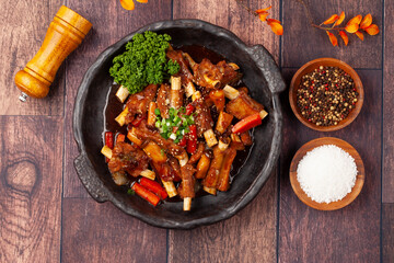 돼지고기의 갈비의 등 쪽에 붙어 있는 부분. 또는 등에 붙은 갈비. The part of pork ribs attached to the back. Or ribs attached to the back.  © jinho Park