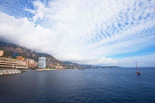 Wieżowiec na wodzie, widok na lazurowe morze i g&oacute;ry, Monaco, Skyscraper on the water, view of the azure sea and mountains, Monaco