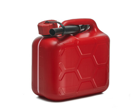 Czerwony plastikowy pojemnik, baniak na białym tle.