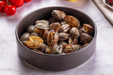 Steamed vongole clams with spices © Andrei Starostin