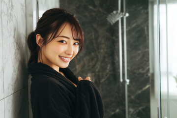 Fototapeta premium 黒いバスローブの日本人女性、ホテルの浴室