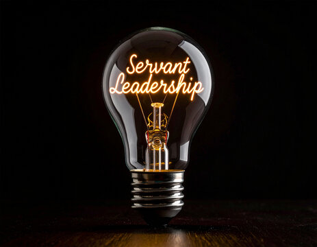 Glühbirne mit einem Glühdraht das aussieht wie das Wort "Servant Leadership"