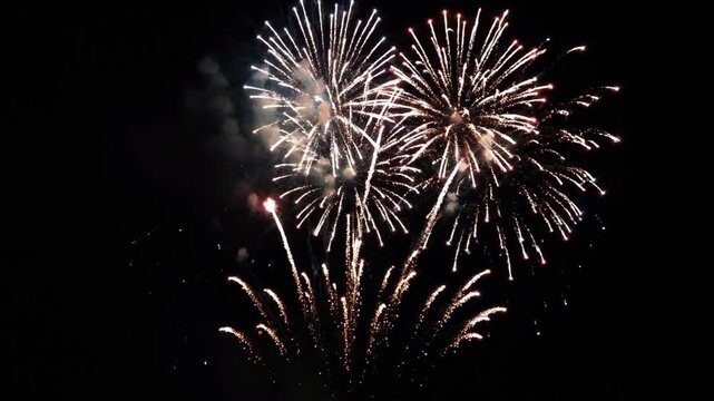 盛大に打ち上がる夏の打ち上げ花火（お祭り・観光・花火大会・プロモーション）