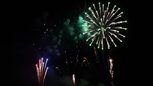 盛大に打ち上がる夏の打ち上げ花火（お祭り・観光・花火大会・プロモーション）