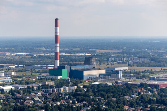 Widok na przemysłowy talin w estonii, rafineria nad morzem