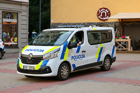 Policja Łotewska  na patrolu w Rydze. 