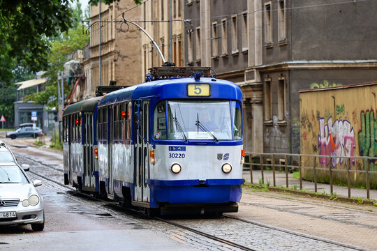 Tramwaj nr5 na ulicach rygi. Stary tramwaj. 
