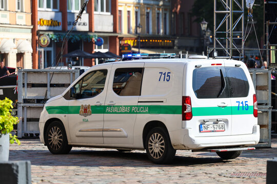 Policja Łotewska  na patrolu w Rydze. 