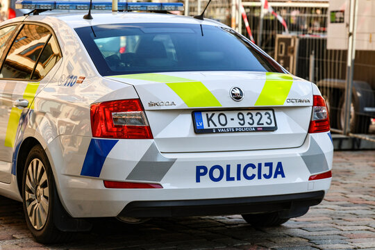 Policja Łotewska  na patrolu w Rydze. 