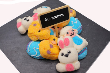 Guimauves colorées plaisir des enfants © helenedevun