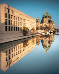 Berliner Dom und Humboldt Forum mit Spiegelung in der Spree © BERLIN-BELICHTET.DE