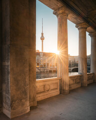 Berlin Sonnenaufgang mit Blick auf Fernsehturm und Spree © BERLIN-BELICHTET.DE