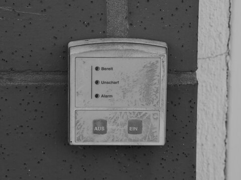 Alarm system control panel with German labels on the buttons: Ready, Disarmed, Alarm, On, Off