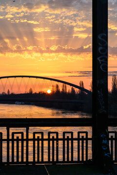 Hafenpark, Frankfurt am Main bei Sonnenaufgang mit Osthafenbr&uuml;cke