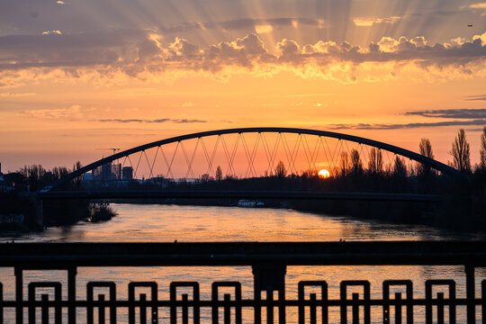 Hafenpark, Frankfurt am Main bei Sonnenaufgang mit Osthafenbr&uuml;cke