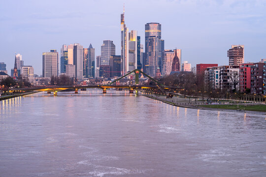 Hafenpark, Frankfurt am Main  mit Skyline