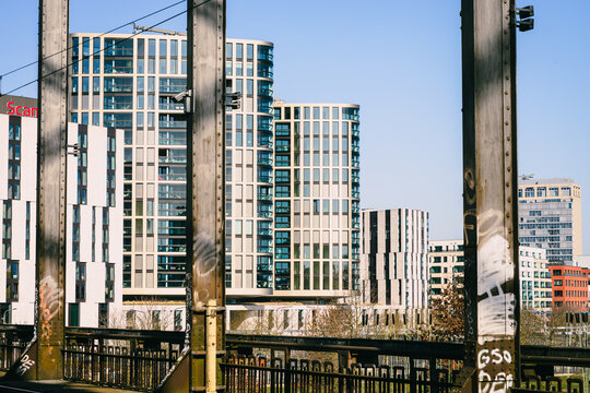 Hafenpark, Frankfurt am Main mit  Hochh&auml;usern