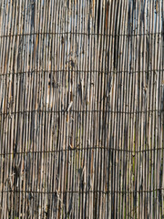 stara słomiana ścianka przegroda ogrodowa © Asada