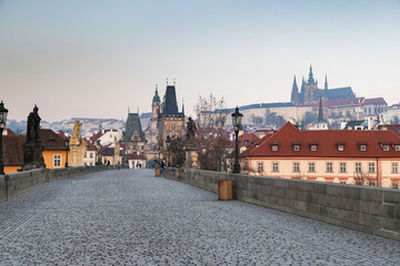 Obraz premium charles Bridge in Prague Czech Republic at sunrise with historic statues
