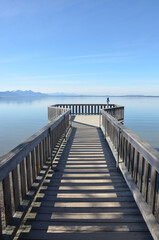 Fototapeta premium Holzsteg in Chieming am Chiemsee