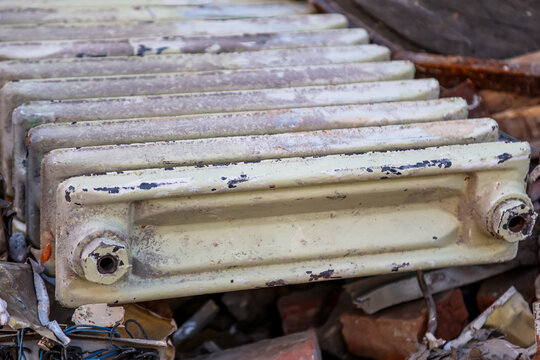 Viel Schrott auf einer Abrissbaustelle.
