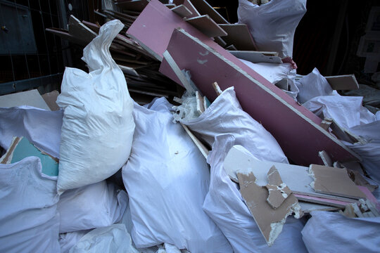 D&eacute;p&ocirc;t de sacs de gravats sur la chauss&eacute;e apr&egrave;s d&eacute;molition