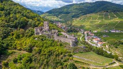 Obraz premium Ruins of Hinterhaus castle in Austria during a sunny day