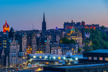 Obraz premium Sunset panorama of the old town of Edinburgh from calton hill, S