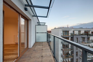 Balkon w nowoczesnym apartamencie z widokiem na osiedle mieszkaniowe © arteffect.pl