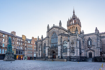 Obraz premium Sunrise view of the St Giles' Cathedral in Edinburgh, Scotland