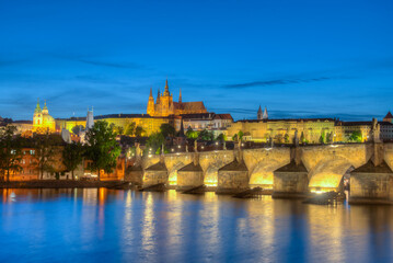 Obraz premium Sunset view of the Prague castle and charles bridge in Prague, C