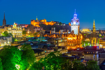 Obraz premium Sunset panorama of the old town of Edinburgh from calton hill, S