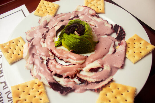 Plato marino con pulpo y palta