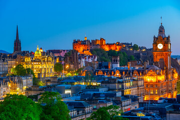 Obraz premium Sunset panorama of the old town of Edinburgh from calton hill, S
