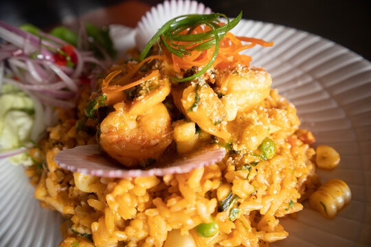 Arroz de mariscos con chicharr&oacute;n de pescado