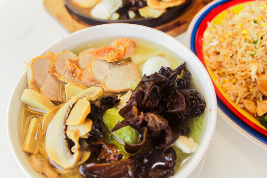 Sopa de cerdo y algas en chifa peruano