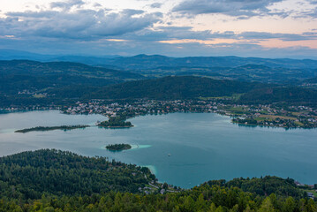 Obraz premium Sunset panorama view of Worthersee in Austria
