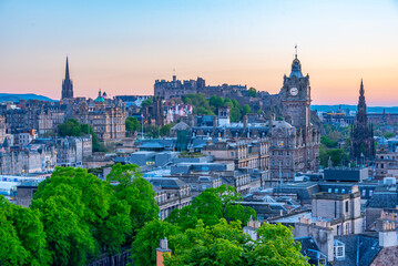 Obraz premium Sunset panorama of the old town of Edinburgh from calton hill, S