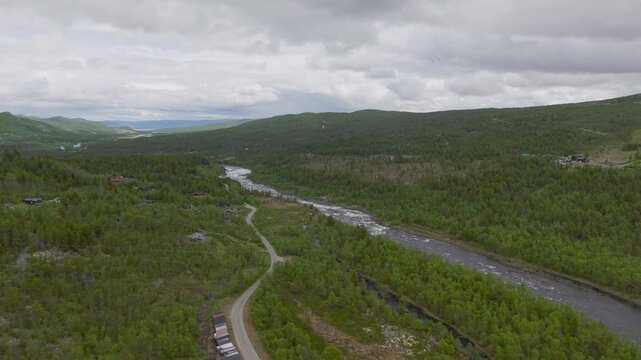 Cinematic Drohnenflug &uuml;ber Flusslandschaft in Norwegen, ruhige Sommer Naturaufnahme