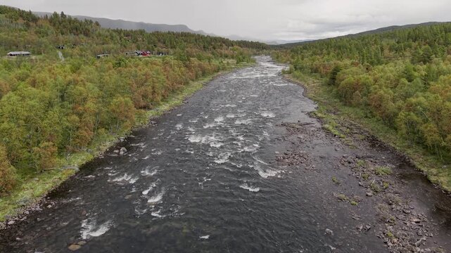 Cinematic Drohnenflug &uuml;ber Fluss in Norwegen mit H&ouml;hengewinn epische Sommer Landschaft f&uuml;r Establishing Shot