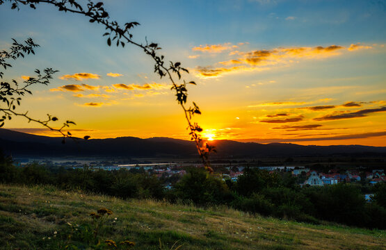 Zach&oacute;d słońca w G&oacute;rach Sowich panorama miasta Bielawa