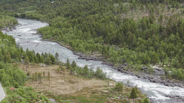 Drohnenaufnahme mit 180&deg; Drehung &uuml;ber Flusslandschaft in Norwegen, ruhige Sommer Natur