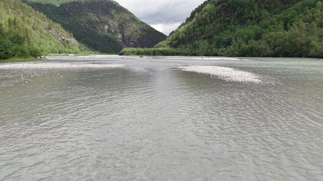 Schneller Drohnenflug knapp &uuml;ber Fluss in Norwegen, dynamische Sommer Landschaft in hoher Geschwindigkeit