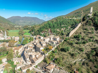 Obraz premium Aerial Views of Scheggino: Triangular Defensive Layout: From above, the town forms a perfect triangle, with the castle at the apex and the walls fanning out to protect the settlement down to the river