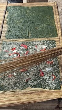 Making Lao River Weed Snacks (Kaipen): Seasoning with Garlic, Tomato and Sesame Seeds